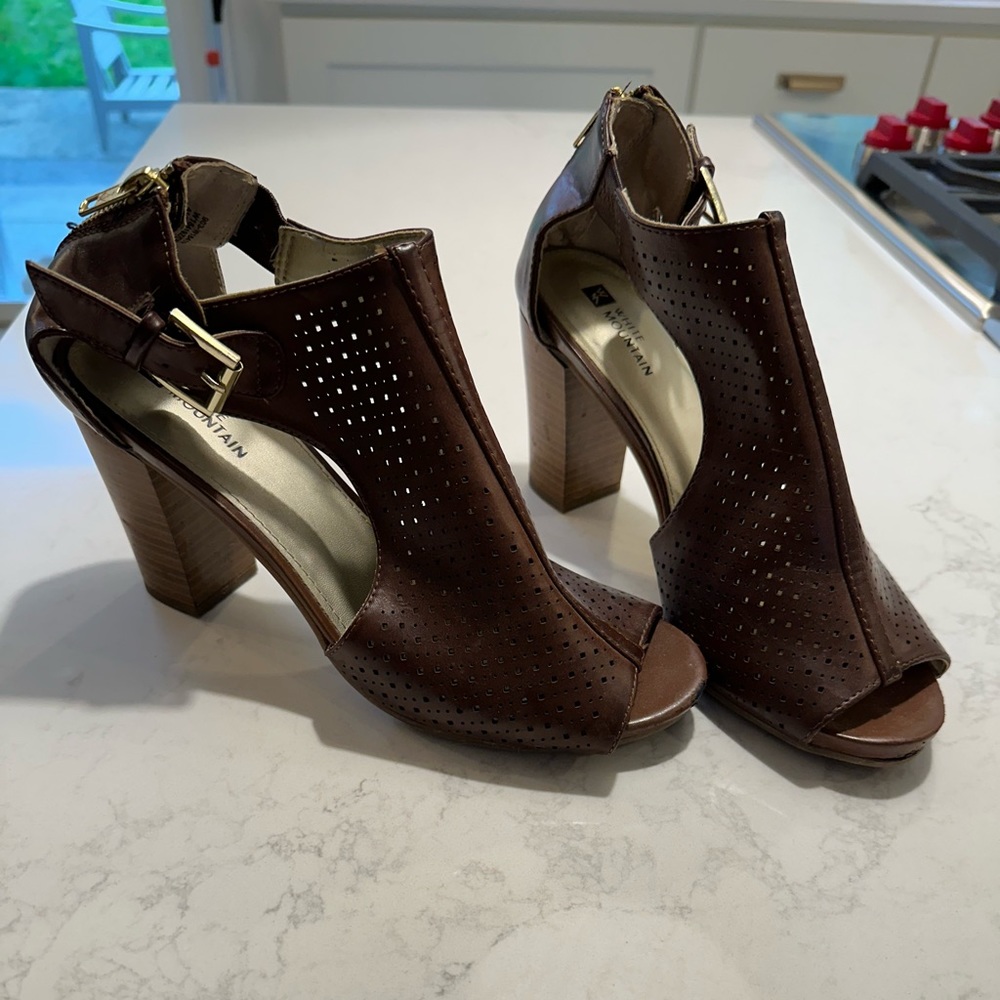 White Mountain brown leather heel sandals